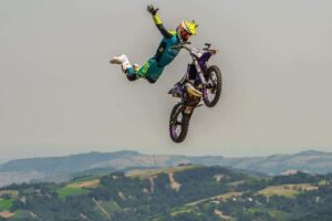 Free Style Show, acrobazie in sella alla moto con Vanni Oddera