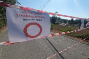 Auto abbatte barriere, a Castel Ratti chiuso il ponte sul Borbera