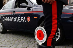 Sbanda e finisce contro un palo: muore motociclista