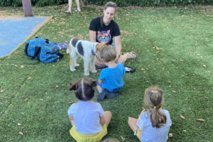 Novi: pet therapy all’asilo, bimbi alla scoperta degli animali