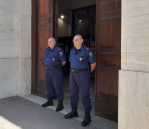 Vuole appiccare il fuoco al portone del Tribunale per protesta: fermato