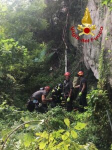 Gavi, precipita in un dirupo: il salvataggio