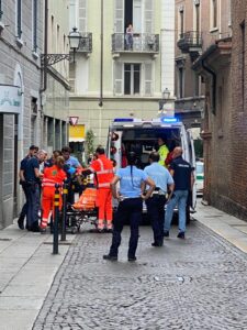 Via Modena: tensione per strada, un uomo portato in ospedale