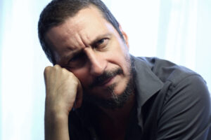 Luca Bizzarri al Marenco racconta debolezze e tic dei nostri tempi