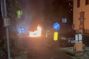 Novi, va a fuoco un’autovettura in via Verdi [VIDEO]