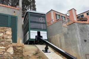 Novi, cremagliera o navetta per salire al parco Castello