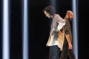 “Costellazioni”, al teatro Marenco il caos infinito dell’amore