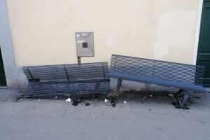 Novi, l’appello del Comitato: «Ridateci le panchine delle Poste»