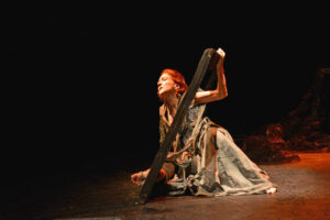 Elisabetta Pozzi porta il mito di Cassandra al teatro Marenco