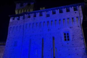 Pozzolo, il castello si illumina di blu per dire no alla guerra