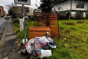 Novi, scuola scambiata per discarica: trasgressore individuato