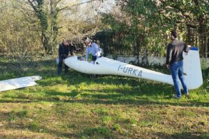Novi, atterraggio di emergenza: aliante finisce fuori pista