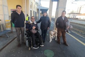 Pendolari e disabili contro le barriere architettoniche in stazione