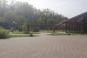 Benedicta, ricollocata a scuola la stele che ricorda la strage