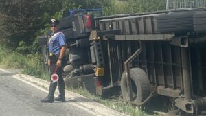 Capriata d’Orba: si ribalta camion carico di carta, nessun ferito
