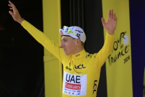 Tour de France con Pogacar in giallo. E lo striscione a Marengo