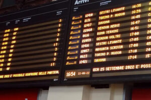 Maxi ritardi e treni cancellati: «Pendolari abbandonati come rifiuti»