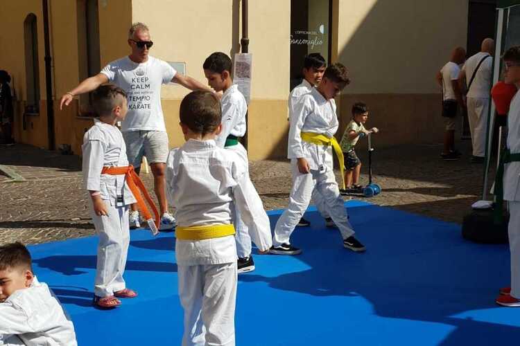 Festa dello sport, ad Arquata CalcioBalilla umano e Football Darts