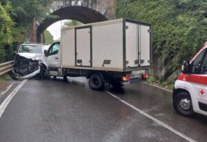 Serravalle: invasione di corsia e scontro frontale tra camion