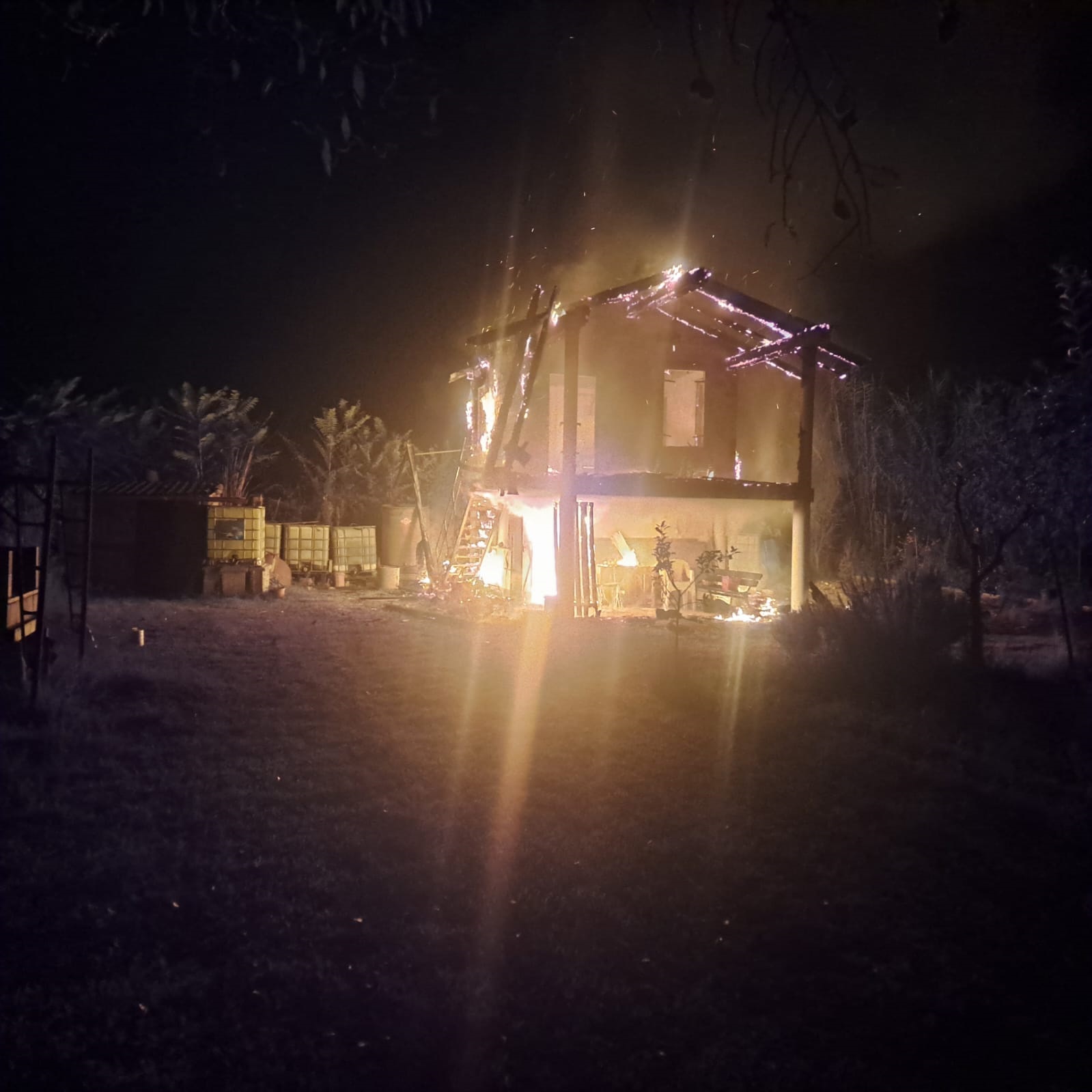 Incendio a Villa Raggio di Gavi: Vigili del fuoco in azione