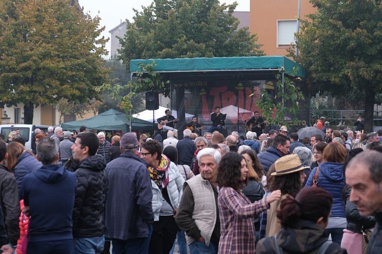 Castagnata al quartiere G3 tra mercatini, giostre e sport