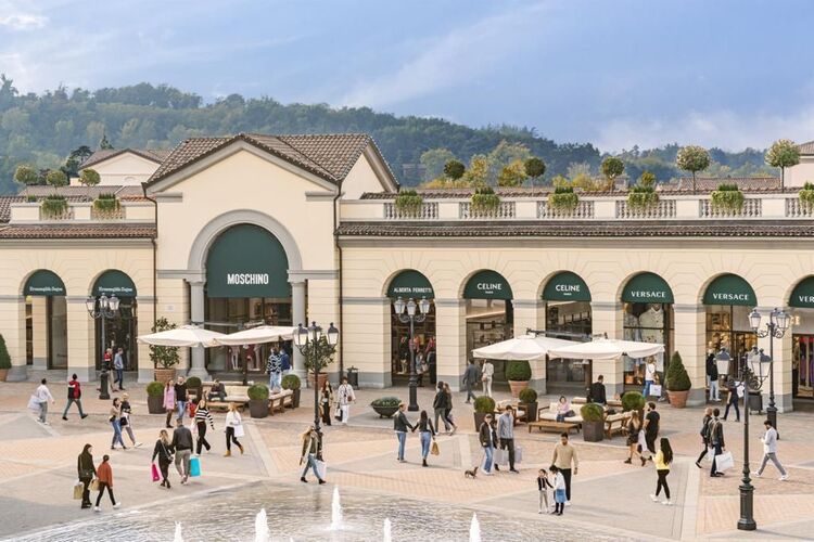 Outlet, Fashion Festival da record: in coda fin dal mattino