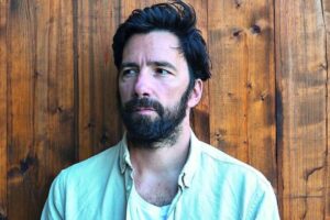 Non esiste un posto al mondo, il primo romanzo di Maurizio Carucci