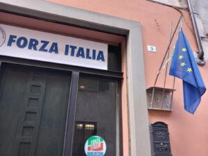Novi, vandali contro la sede di Forza Italia: strappata la bandiera
