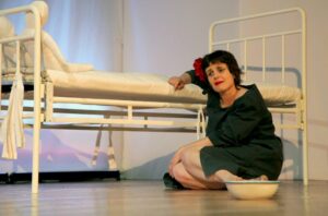 Teatro, folklore e cantautori: le proposte di domenica