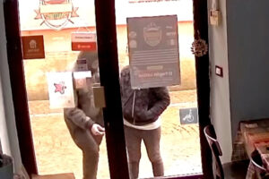 Novi, spaccata al bar in pieno giorno: le telecamere filmano tutto