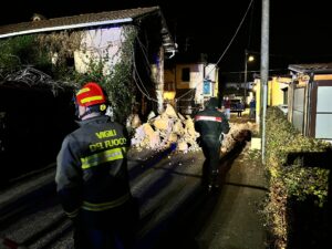 Cascinale crolla a Pozzolo Formigaro: strada bloccata dai detriti
