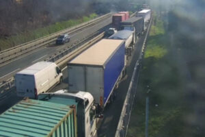 Serravalle, camion si ribalta: morto l’autista, chiusa la A7
