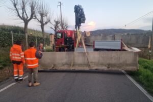 Novi, cede l’asfalto: chiusa la strada della Lomellina per Gavi