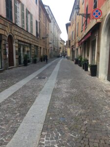 Via Roma: l’arte sposa il commercio