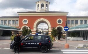 Serravalle Scrivia, ruba vestiti di lusso all’Outlet: denunciato