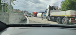 Camion cisterna ribaltato, coda sulla A7