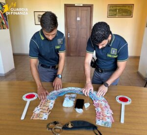 Novi Ligure. Con cocaina e contanti: spacciatore arrestato
