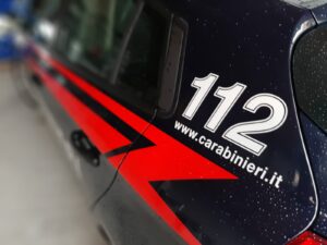 Pozzolo: le urla e la lite, arrivano i carabinieri e li aggredisce. Arrestato 23enne