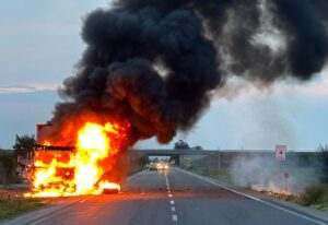 Pozzolo Formigaro: autoarticolato in fiamme sulla statale