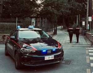Lite fuori dal supermercato a Serravalle, spunta una pistola