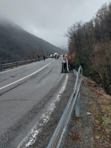 Ponte della Castagna: il crollo di una corsia blocca le ‘strette’