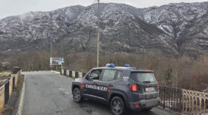 Grondona: i Carabineri soccorrono un anziano durante la nevicata