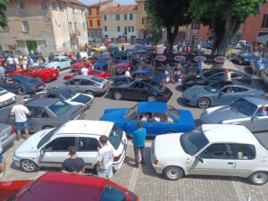 Il fascino dell’antico viaggia su quattro ruote e trionfa nel raduno