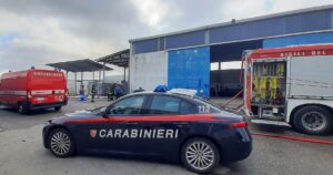 Incendio in deposito di autotrasporti a Pozzolo: in azione Vigili del Fuoco e Carabinieri