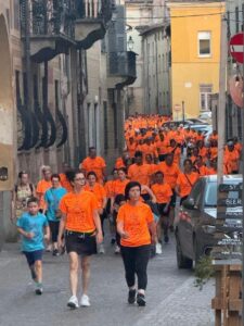 Novi Ligure: un fiume arancione per le vie della città