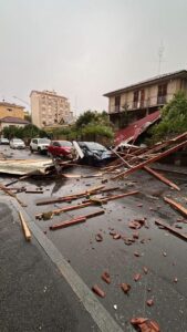 Maltempo a Novi: tetti scoperchiati, alberi caduti e allagamenti. Fuori il Lovassina a Spinetta