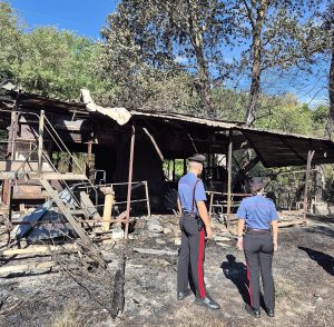 Arquata Scrivia, incendio in un terreno agricolo a Vocemola: distrutto un capanno